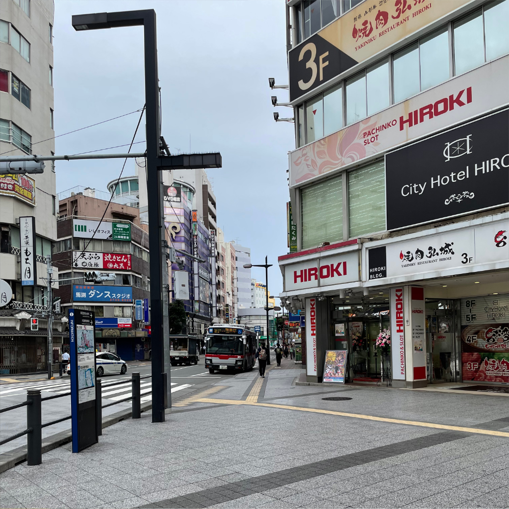 駅からバス通りへ